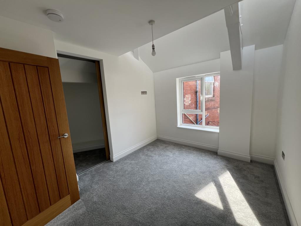 Lot: 14 - TOWN CENTRE FULLY REFURBISHED FIRST FLOOR FLAT - General view of bedroom with dressing room